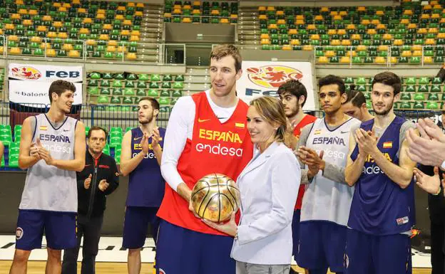 Fran Vázquez entrega a Lorena de la Fuente un balón, edición especial, firmado por todos los jugadores
