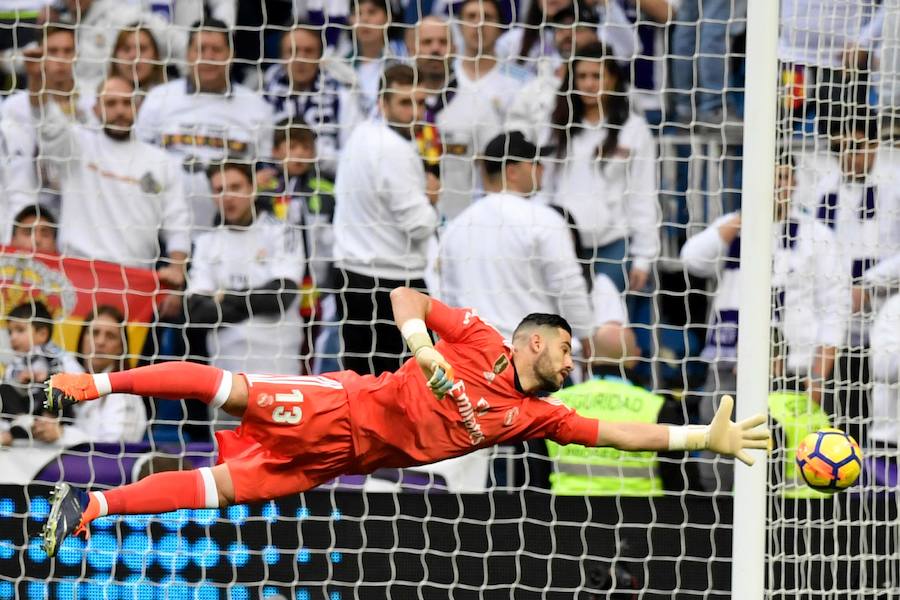 El Real Madrid venció al Málaga 3-2 en el Santiago Bernabéu. Un partido loco donde Benzema abrió la lata y Casemiro volvió a poner ventaja tras el empate de Rolan. El 'Chory' Castro volvió a poner las tablas tras un error de Kiko Casilla y Cristiano, que vio como Roberto paraba su penalti, anotaba a placer en el rechace para dar la victoria a los blancos. 