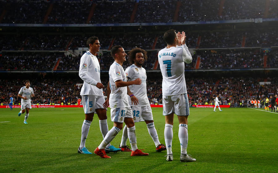 El Real Madrid venció al Málaga 3-2 en el Santiago Bernabéu. Un partido loco donde Benzema abrió la lata y Casemiro volvió a poner ventaja tras el empate de Rolan. El 'Chory' Castro volvió a poner las tablas tras un error de Kiko Casilla y Cristiano, que vio como Roberto paraba su penalti, anotaba a placer en el rechace para dar la victoria a los blancos. 