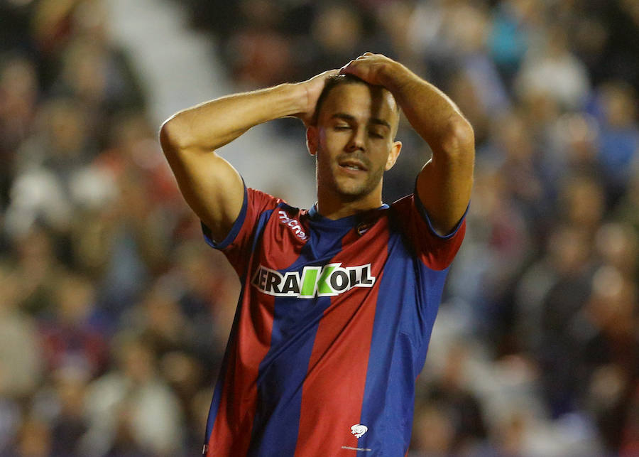 El conjunto rojiblanco venció por 5-0 en el Ciutat de València, donde no había ganado en la última década, con dobletes de Griezmann y Gameiro.