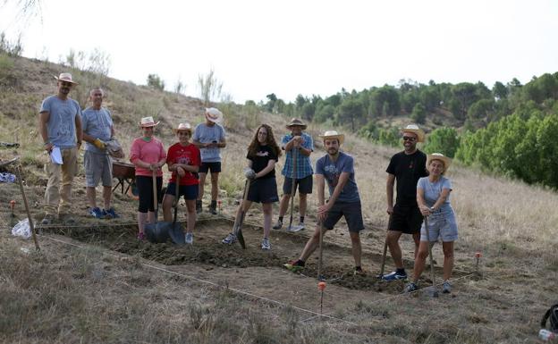 Raúl Martín Vela, arqueólogo y director del proyecto de excavación en Peña del Moro junto al resto del equipo en el inicio de los trabajos. 