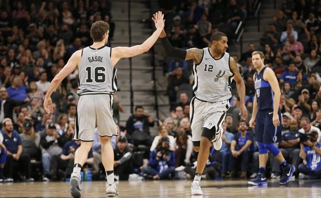 Pau Gasol y LaMarcus Aldridge se felicitan durnte el partido. 