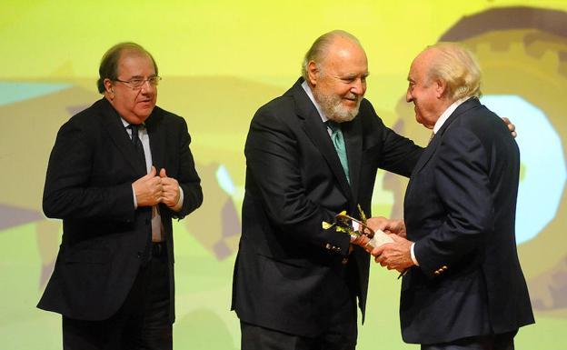 Imagen principal - Juan Vicente Herrera y Alejandro Royo-Villanova entregaron el galardón a Emiliano Revilla. A la izquierda, la ministra Isabel García Tejerina con Edmundo Bayón. A la derecha, la periodista de El Norte Sonia Andrino, que presentó la gala.