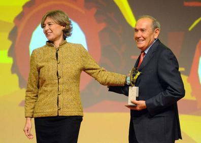 Imagen secundaria 1 - Juan Vicente Herrera y Alejandro Royo-Villanova entregaron el galardón a Emiliano Revilla. A la izquierda, la ministra Isabel García Tejerina con Edmundo Bayón. A la derecha, la periodista de El Norte Sonia Andrino, que presentó la gala.