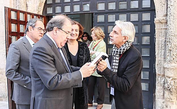 Juan Vicente Herrera recibe el libro 'Memorias' reelaborado por Francisco Socas de manos de Miguel Vieira
