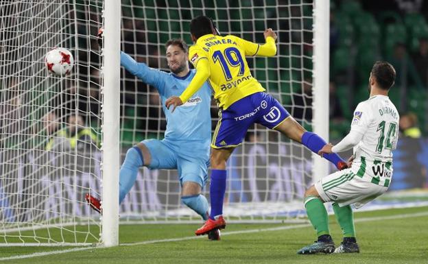 Dani Romera marca uno de los dos goles que le hizo al Betis. 