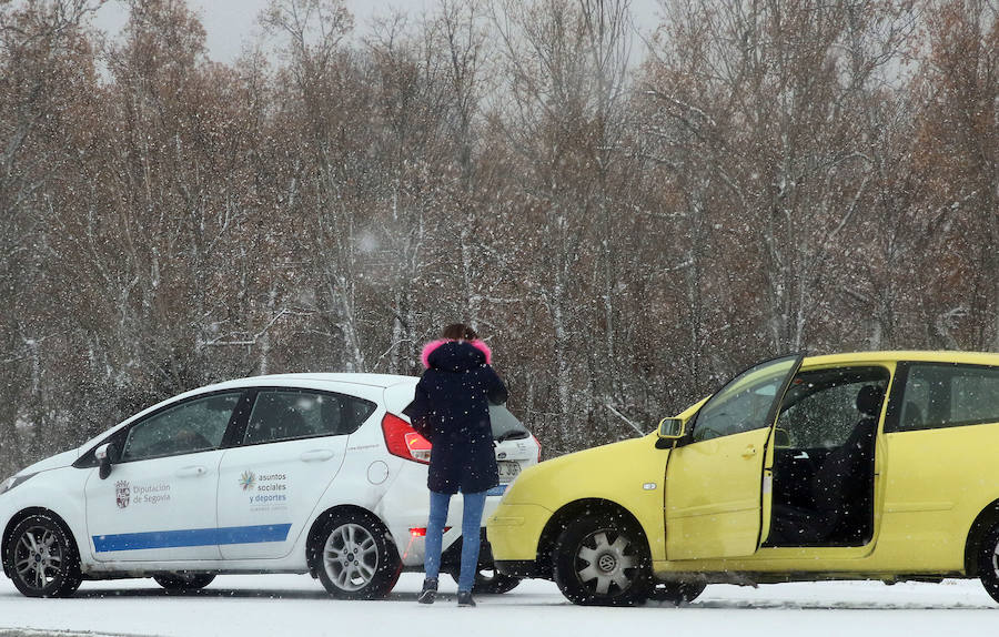 El temporal de nieve y bajas temperaturas es ya una realidad en la provincia de Segovia, donde las primeras nevadas obligan a circular con precaución.