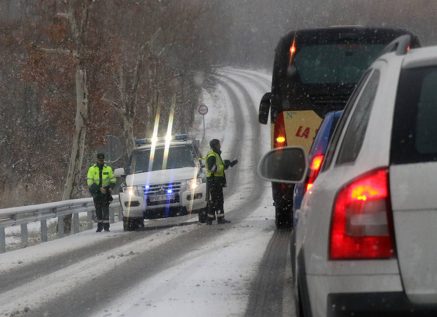 El temporal de nieve y bajas temperaturas es ya una realidad en la provincia de Segovia, donde las primeras nevadas obligan a circular con precaución.