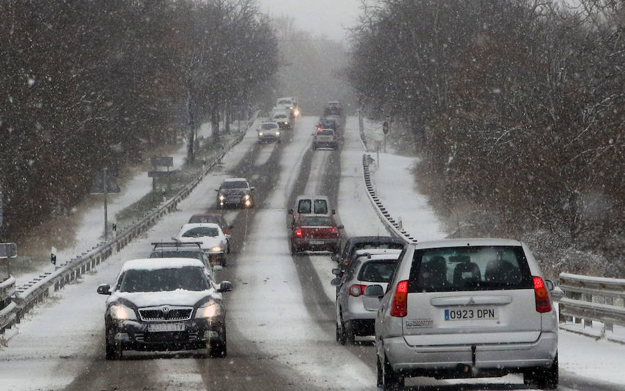 El temporal de nieve y bajas temperaturas es ya una realidad en la provincia de Segovia, donde las primeras nevadas obligan a circular con precaución.