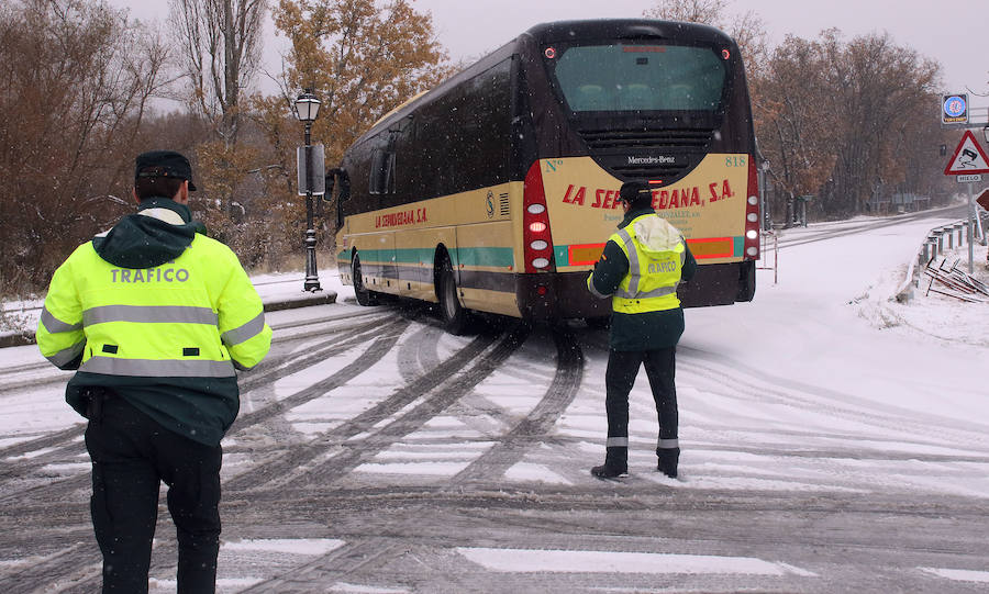 El temporal de nieve y bajas temperaturas es ya una realidad en la provincia de Segovia, donde las primeras nevadas obligan a circular con precaución.