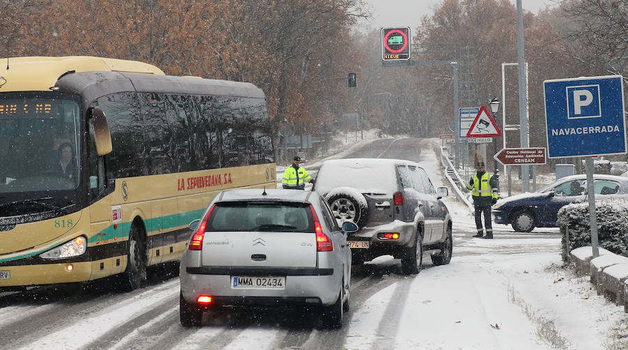 El temporal de nieve y bajas temperaturas es ya una realidad en la provincia de Segovia, donde las primeras nevadas obligan a circular con precaución.