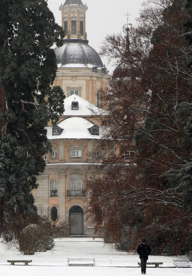 El temporal de nieve y bajas temperaturas es ya una realidad en la provincia de Segovia, donde las primeras nevadas obligan a circular con precaución.