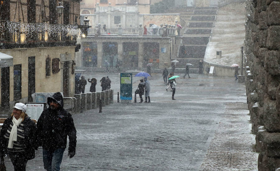 El temporal de nieve y bajas temperaturas es ya una realidad en la provincia de Segovia, donde las primeras nevadas obligan a circular con precaución.