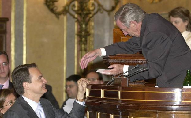 Con Zapatero, en el Congreso, en 2004. 