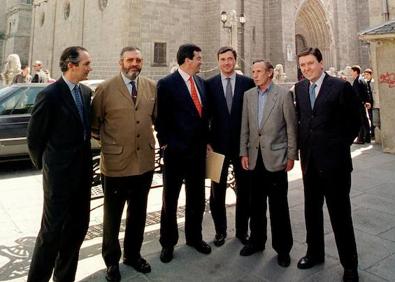 Imagen secundaria 1 - La fotografía de arriba: Blázquez -segundo por la izquierda- en el X aniversario de la Fundación del Patrimonio de Castilla y León. La fotografía de la izquierda: Con Álvarez Cascos y otros miembros del PP, en Ávila. La fotografía de la derecha: Junto a Ángel Acebes, en 2007. 