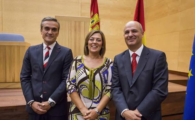 La consejera de Agricultura y Ganadería y portavoz de la Junta de Castilla y León, Milagros Marcos, posa para los medios durante la toma de posesión de Jorge Llorente (d) como viceconsejero de Desarrollo Rural y director general del Instituto Tecnológico Agrario de Castilla y León, y de Oscar Manuel Sayagués (i) como director general de Producción Agropecuaria e Infraestructuras Agrarias. 