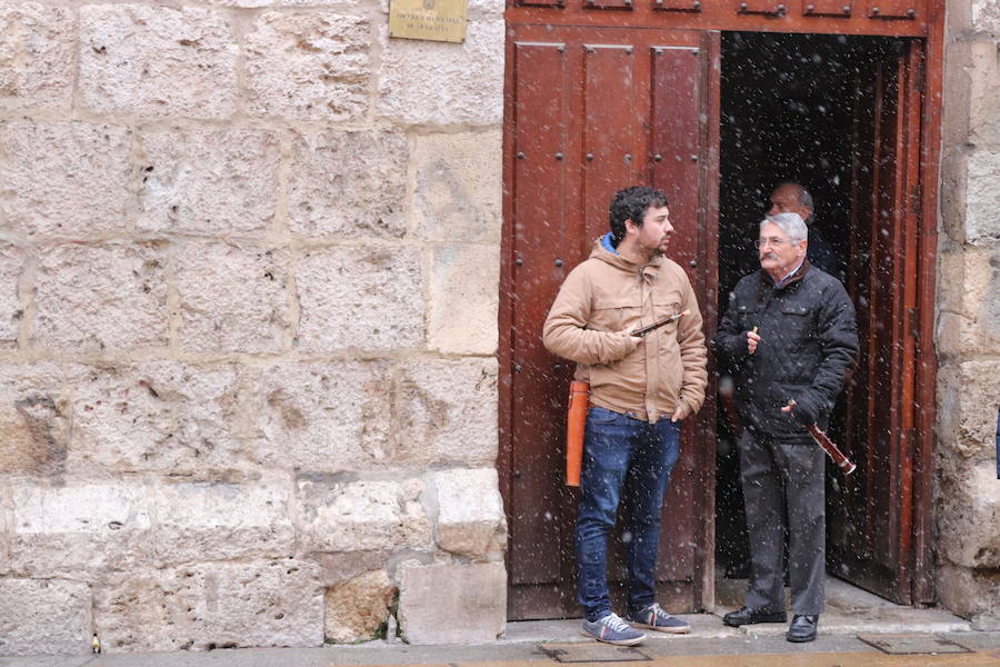 Dulzaineros de Burgos, País Vasco, Cantabria, La Rioja y Castilla y León han tomado las calles de la ciudad celebrando el Día del Dulzainero