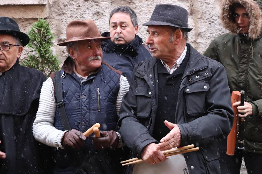 Dulzaineros de Burgos, País Vasco, Cantabria, La Rioja y Castilla y León han tomado las calles de la ciudad celebrando el Día del Dulzainero