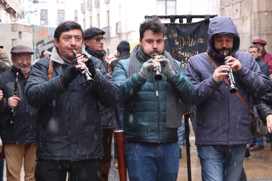 Dulzaineros de Burgos, País Vasco, Cantabria, La Rioja y Castilla y León han tomado las calles de la ciudad celebrando el Día del Dulzainero
