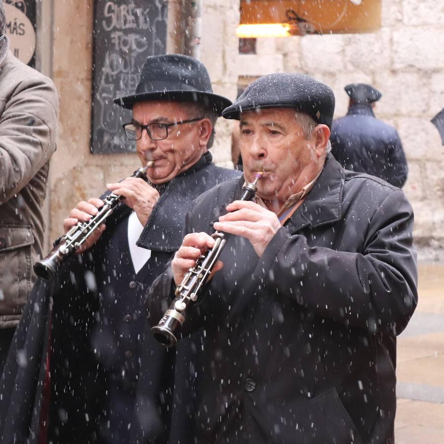 Dulzaineros de Burgos, País Vasco, Cantabria, La Rioja y Castilla y León han tomado las calles de la ciudad celebrando el Día del Dulzainero