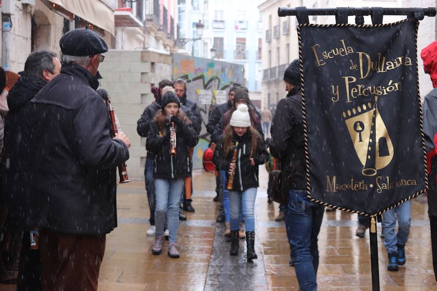 Dulzaineros de Burgos, País Vasco, Cantabria, La Rioja y Castilla y León han tomado las calles de la ciudad celebrando el Día del Dulzainero