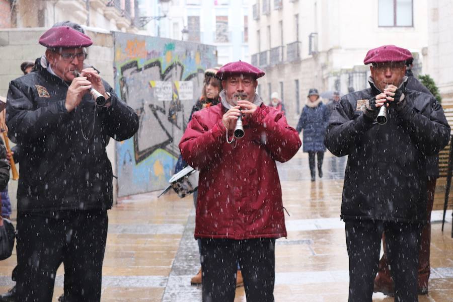 Dulzaineros de Burgos, País Vasco, Cantabria, La Rioja y Castilla y León han tomado las calles de la ciudad celebrando el Día del Dulzainero
