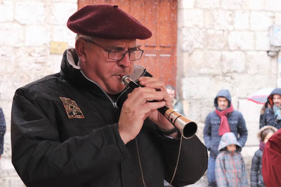 Dulzaineros de Burgos, País Vasco, Cantabria, La Rioja y Castilla y León han tomado las calles de la ciudad celebrando el Día del Dulzainero