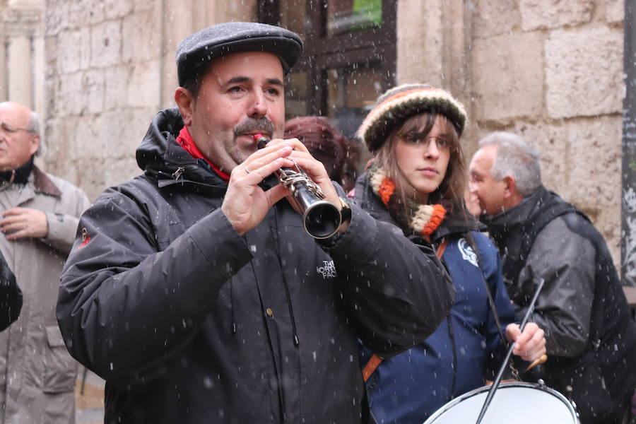 Dulzaineros de Burgos, País Vasco, Cantabria, La Rioja y Castilla y León han tomado las calles de la ciudad celebrando el Día del Dulzainero