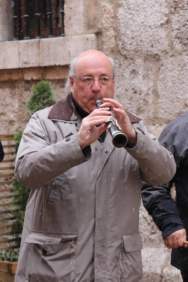 Dulzaineros de Burgos, País Vasco, Cantabria, La Rioja y Castilla y León han tomado las calles de la ciudad celebrando el Día del Dulzainero