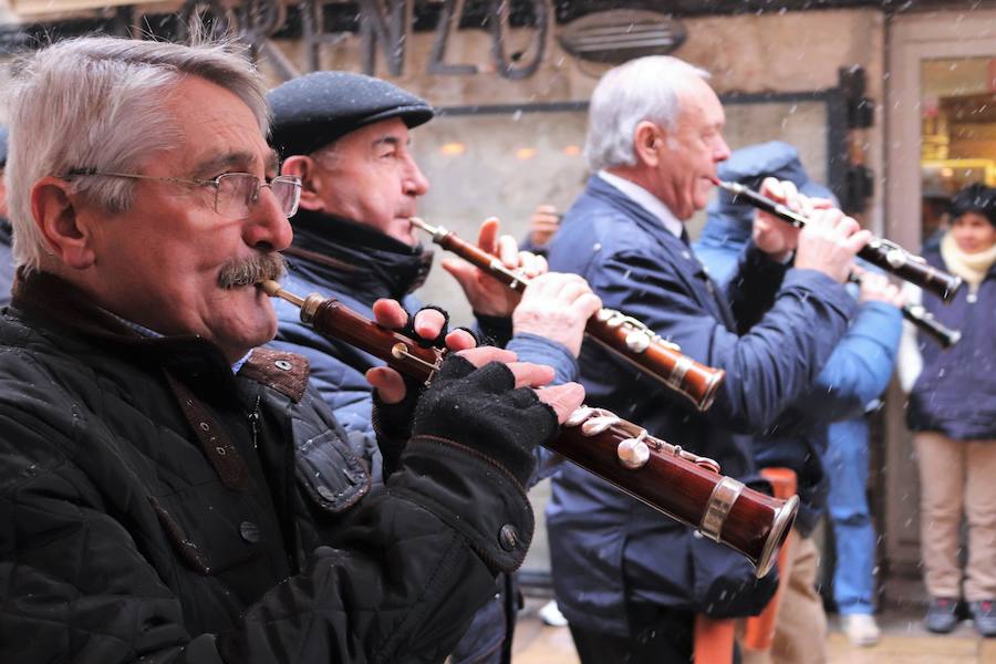 Dulzaineros de Burgos, País Vasco, Cantabria, La Rioja y Castilla y León han tomado las calles de la ciudad celebrando el Día del Dulzainero