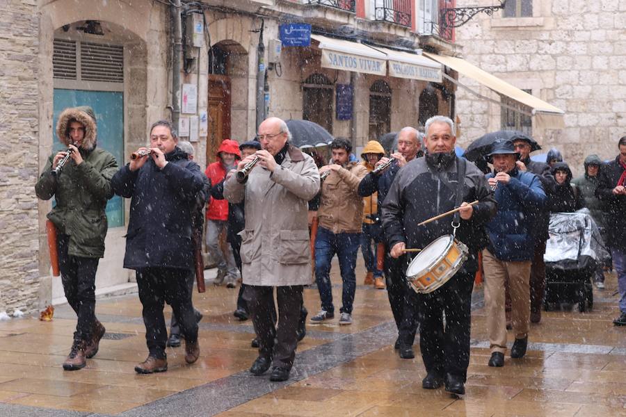 Dulzaineros de Burgos, País Vasco, Cantabria, La Rioja y Castilla y León han tomado las calles de la ciudad celebrando el Día del Dulzainero