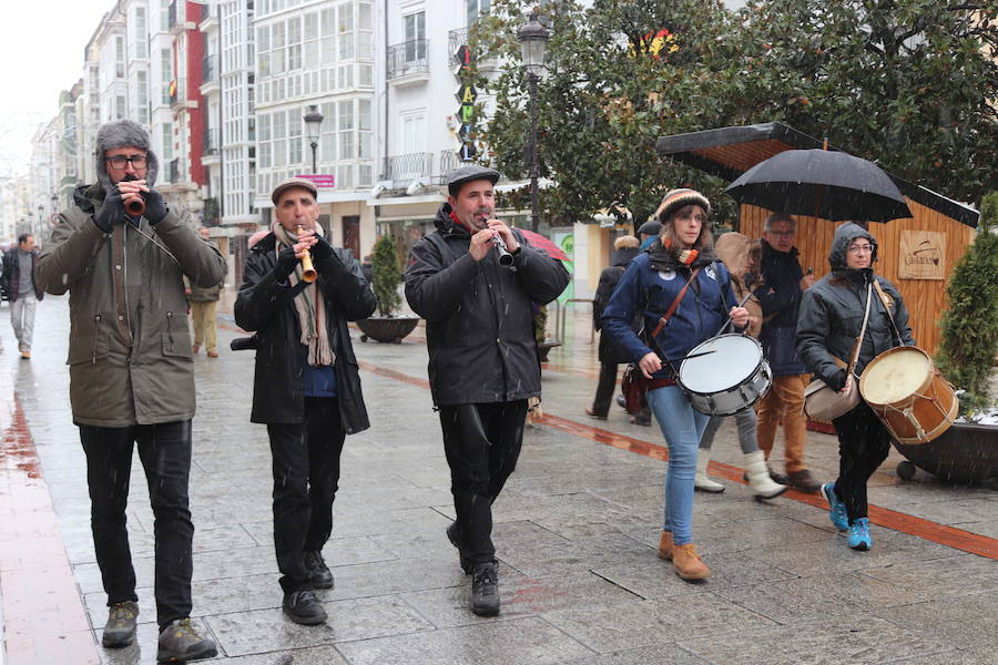 Dulzaineros de Burgos, País Vasco, Cantabria, La Rioja y Castilla y León han tomado las calles de la ciudad celebrando el Día del Dulzainero