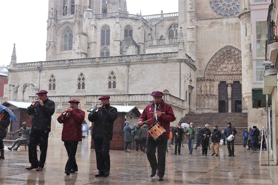 Dulzaineros de Burgos, País Vasco, Cantabria, La Rioja y Castilla y León han tomado las calles de la ciudad celebrando el Día del Dulzainero