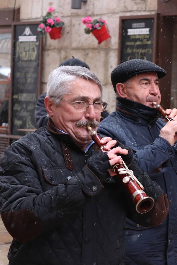 Dulzaineros de Burgos, País Vasco, Cantabria, La Rioja y Castilla y León han tomado las calles de la ciudad celebrando el Día del Dulzainero