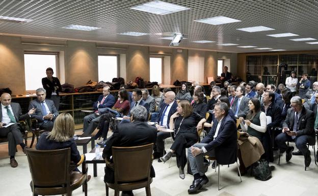 Agentes sociales y económicos, instituciones y representantes de entidades financieras, en el encuentro celebrado el 1 de diciembre en la hemeroteca de El Norte