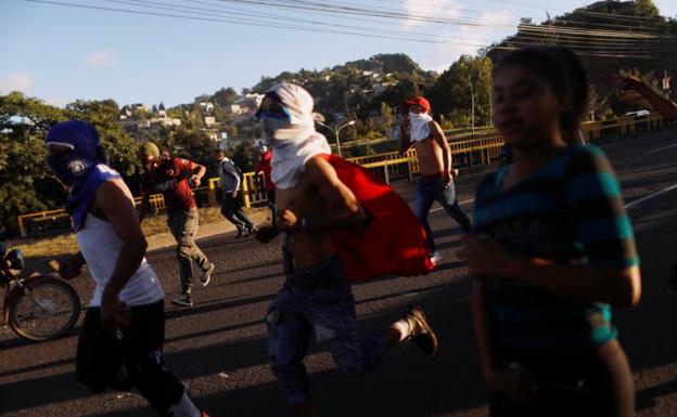 Varias personas afines a Salvador Nasralla, durante las protestas.