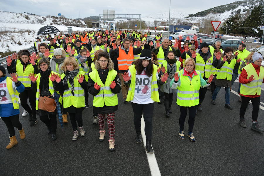 Unas 200 personas vuelven a cortar la N-I a su paso por Briviesca para reclamar una «solución definitiva» a la siniestralidad de la carretera mediante la liberalización total de la AP-1