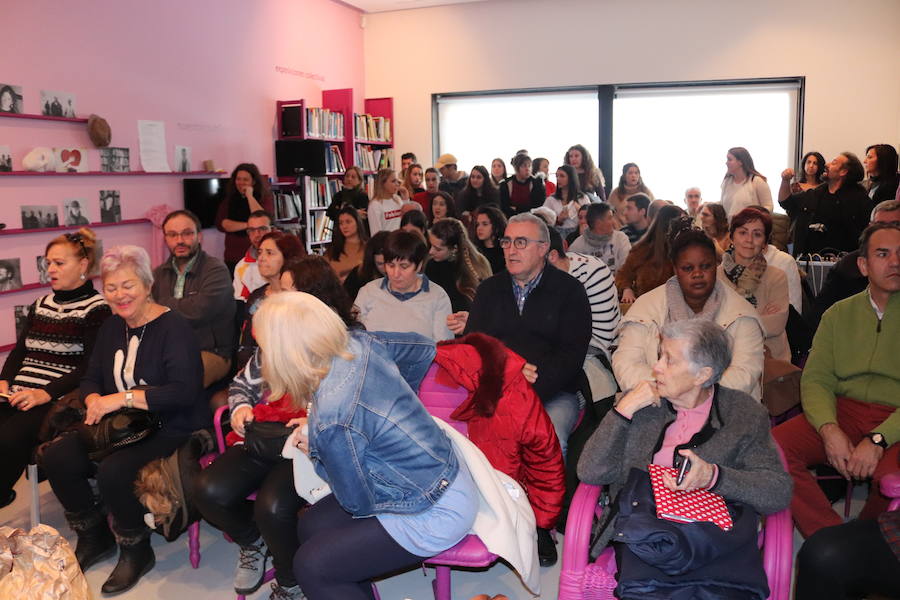 Seis alumnas de Educación Social de la UBU han organizado un desfile de ropa en el que los protagonistas han sido nueve personas sin hogar. Se trata de una metáfora, ya que para ellos las prendas de vestir es su refugio.