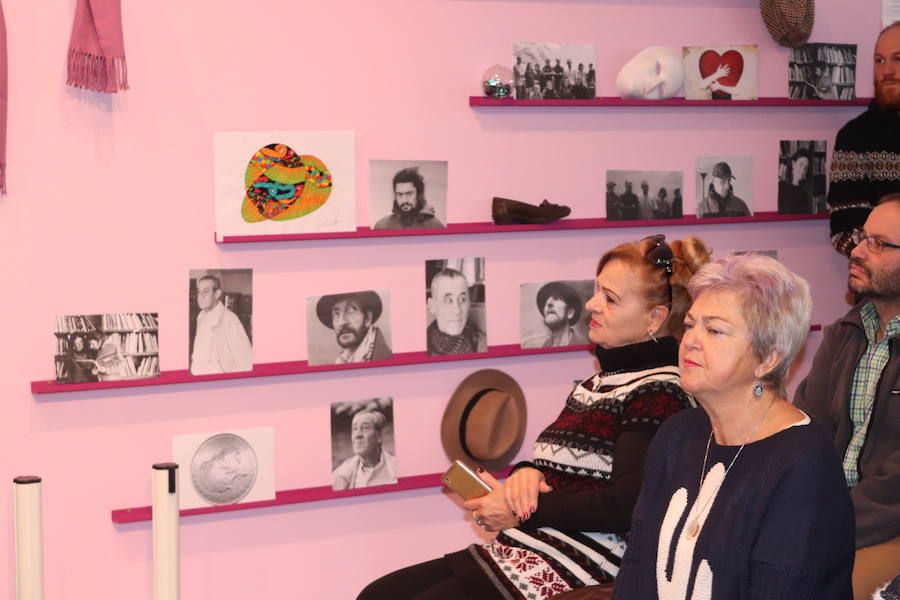 Seis alumnas de Educación Social de la UBU han organizado un desfile de ropa en el que los protagonistas han sido nueve personas sin hogar. Se trata de una metáfora, ya que para ellos las prendas de vestir es su refugio.