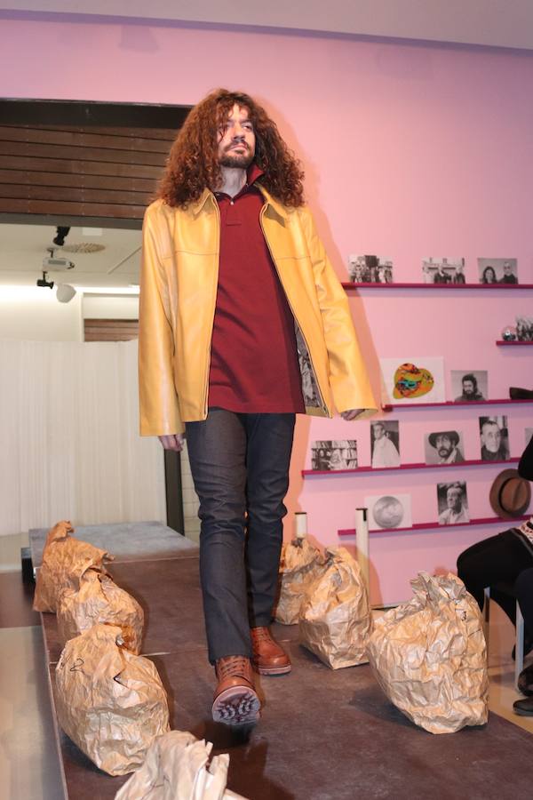 Seis alumnas de Educación Social de la UBU han organizado un desfile de ropa en el que los protagonistas han sido nueve personas sin hogar. Se trata de una metáfora, ya que para ellos las prendas de vestir es su refugio.