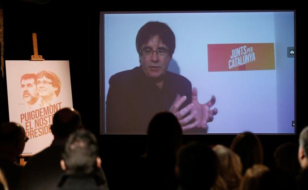 Carles Puigdemont, dando un mitin por videoconferencia.