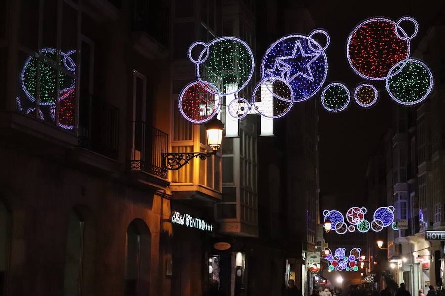Las calles de la ciudad ya tienen las luces navideñas encendidas. Esta iluminación se mantiene hasta después de Reyes. 