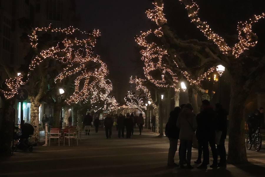 Las calles de la ciudad ya tienen las luces navideñas encendidas. Esta iluminación se mantiene hasta después de Reyes. 
