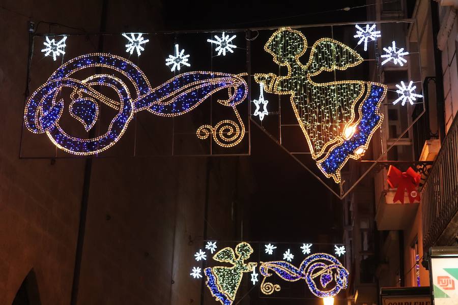 Las calles de la ciudad ya tienen las luces navideñas encendidas. Esta iluminación se mantiene hasta después de Reyes. 