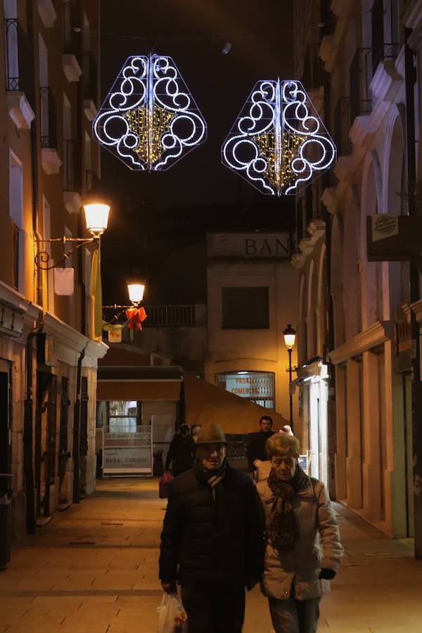 Las calles de la ciudad ya tienen las luces navideñas encendidas. Esta iluminación se mantiene hasta después de Reyes. 