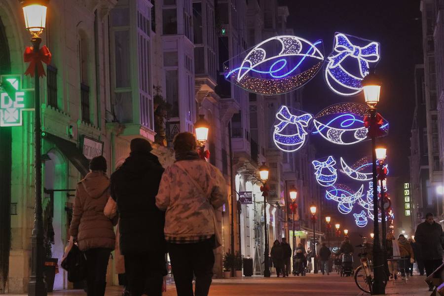 Las calles de la ciudad ya tienen las luces navideñas encendidas. Esta iluminación se mantiene hasta después de Reyes. 
