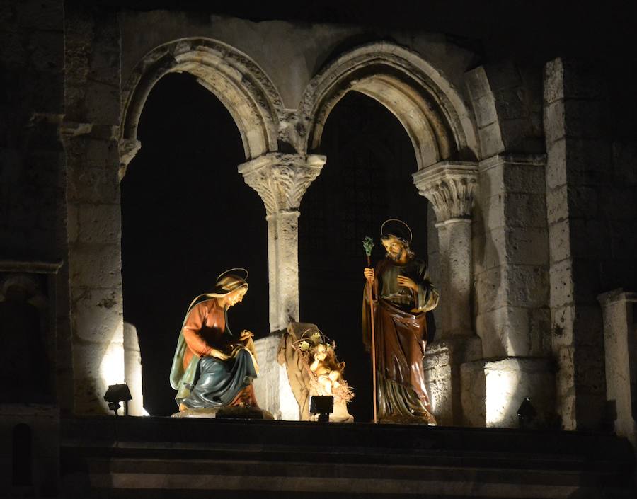 Las calles de la ciudad ya tienen las luces navideñas encendidas. Esta iluminación se mantiene hasta después de Reyes. 