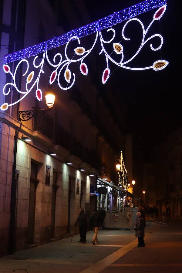 Las calles de la ciudad ya tienen las luces navideñas encendidas. Esta iluminación se mantiene hasta después de Reyes. 