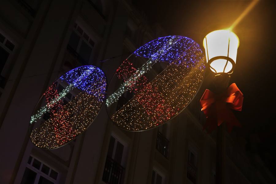 Las calles de la ciudad ya tienen las luces navideñas encendidas. Esta iluminación se mantiene hasta después de Reyes. 