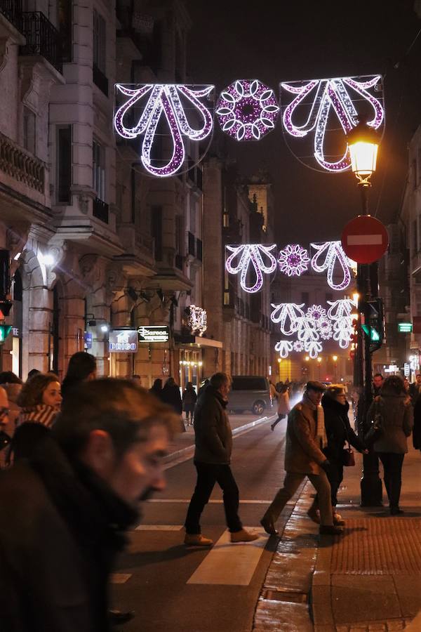Las calles de la ciudad ya tienen las luces navideñas encendidas. Esta iluminación se mantiene hasta después de Reyes. 